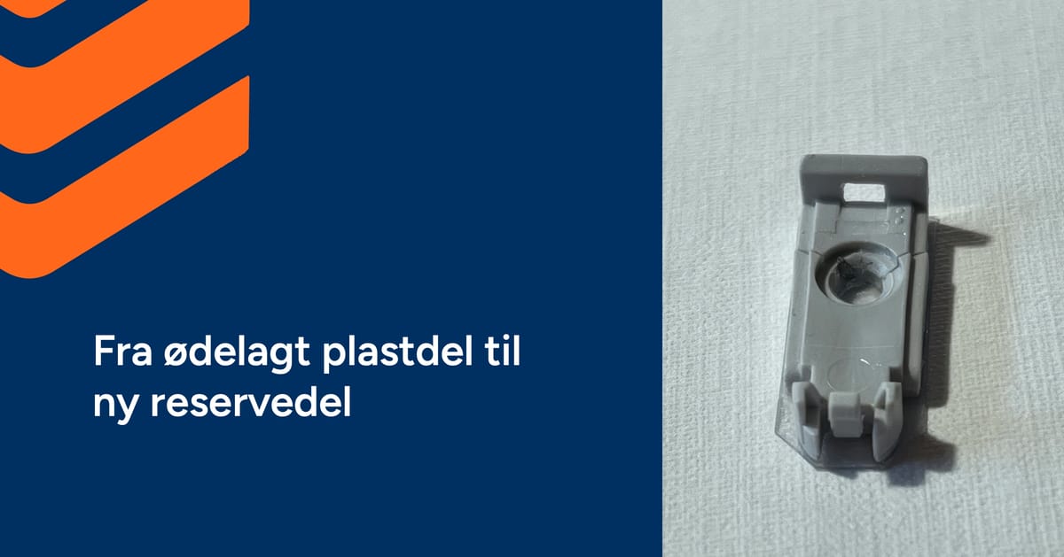 Den knekte persiennebraketten fra bobilen, fotografert på en arbeidsbenk.