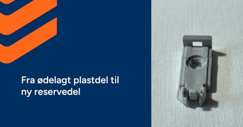 Den knekte persiennebraketten fra bobilen, fotografert på en arbeidsbenk.